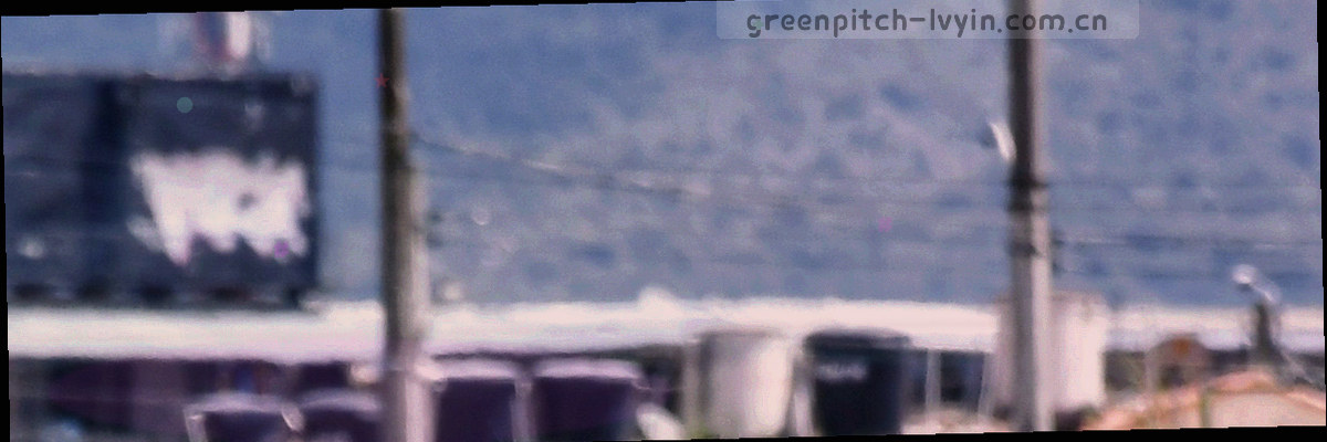 多块球场草皮拼接成的横条图案
